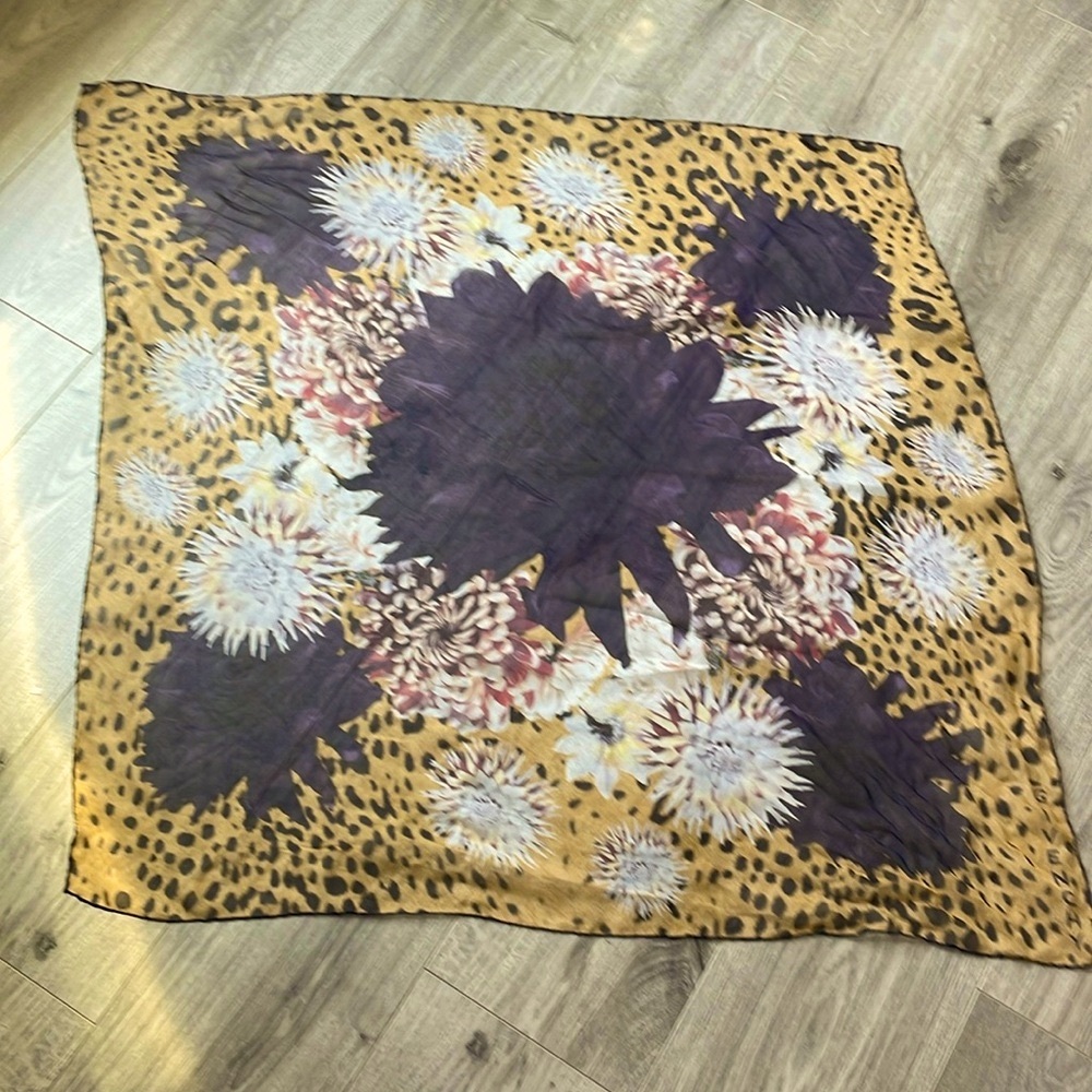 GIVENCY Beautiful and timeless, Fall  Floral Scarf .